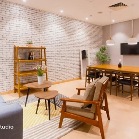 Profesional bekerja di studio